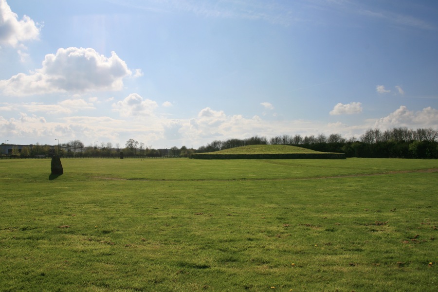 Huly Hill barrow and standing stones in Kirkliston, Midlothian Stravaiging around Scotland